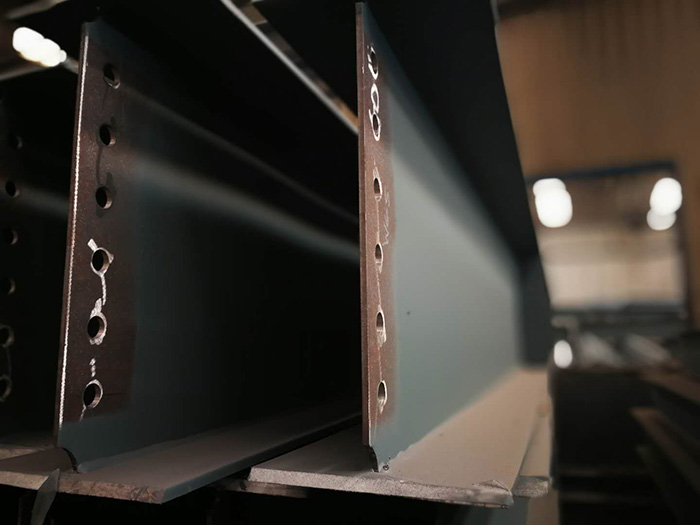 H型鋼梁、格構柱